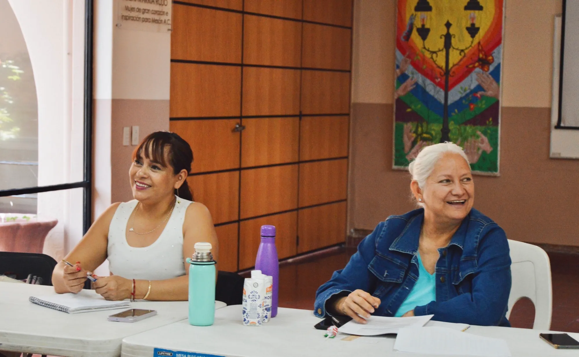 Mujeres emprendedoras trabajando juntas